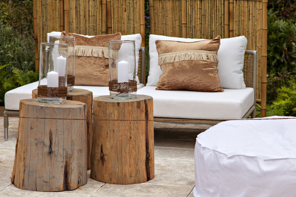 Outdoor Lounge, Holztische, Kerzen, weiße Pölster