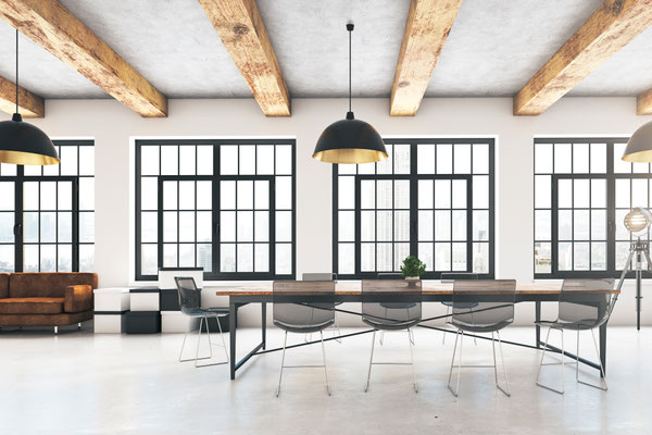 Loft, großer Besprechnungstisch, große Fenster, schwarz, weiß