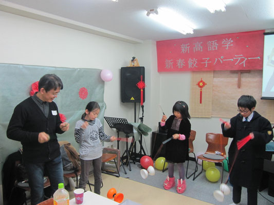 中国語勉強中の子供達が中国の空竹体験