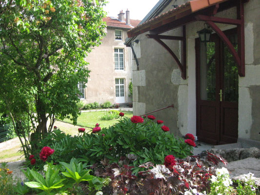 ©Sellen. Voici l'entrée fleurie de votre hébergement  "La Paliole" 