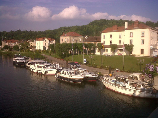 ©Sellen. Le port de Saint-Mihiel accueille de nombreux bateaux qui utilisent la Meuse.