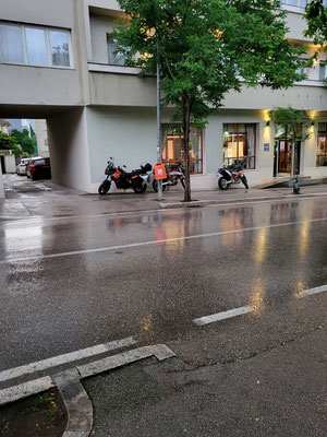 KTM parkt vor dem Hotel