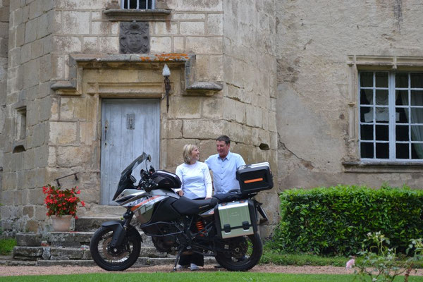 KTM 1190 Adventure vor dem Schloss