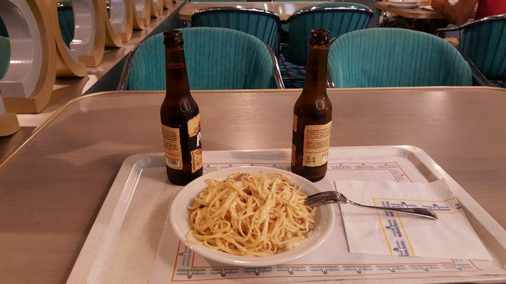 Spaghetti Carbonara und zwei Helle