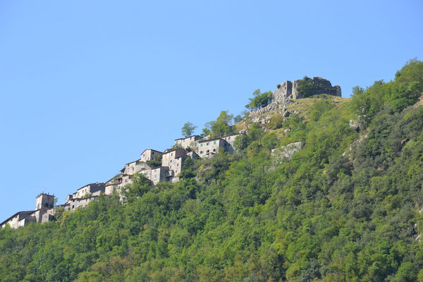Ein Bergdorf schmiegt sich an den Felsen