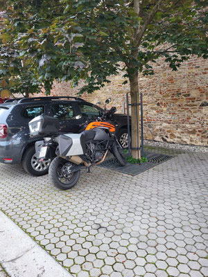 B&B Grand Bells - Parkplatz im Innenhof