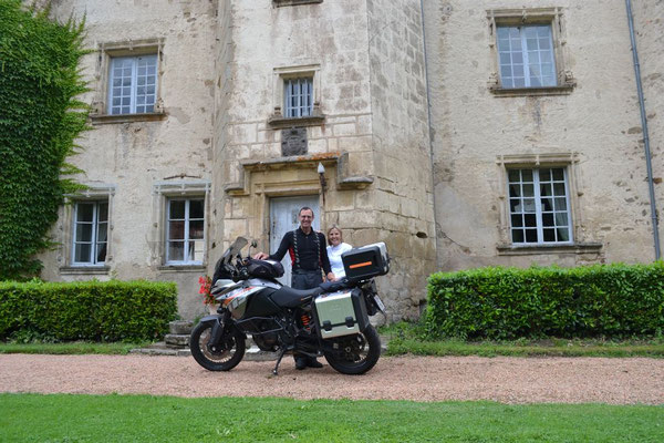 KTM 1190 Adventure vor dem Schloss