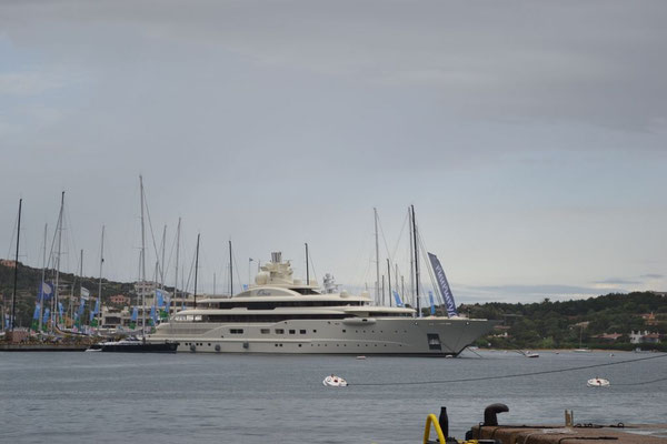 Kleine Yacht - einsam im Hafen