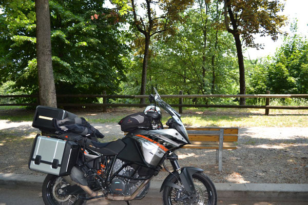 Rast in Cuneo im Schatten
