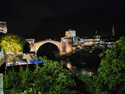 Mostar bei Nacht
