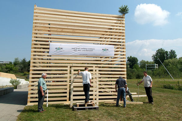 Holzkubus,  Gelände der Grün, Weil am Rhein, 2004, Foto: Andreas Dietrich