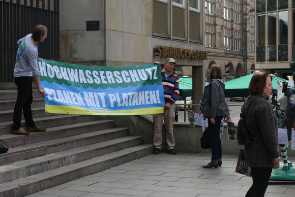 Mit Banner vor der Bürgerschaft