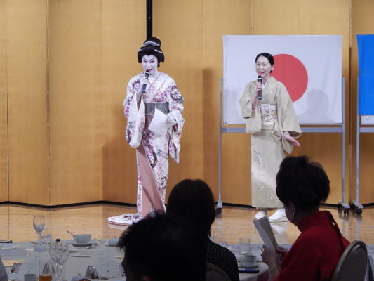 第一ホテル東京の会場ステージで、華やかな着物姿の林佑樹様がマイクを持ち、観客へ語りかけている様子。隣には着物姿の渡邊さゆりが立ち、会場には温かな雰囲気が広がっている。