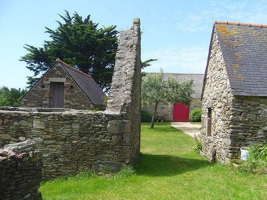 Blick von der Wiese in den Innenhof