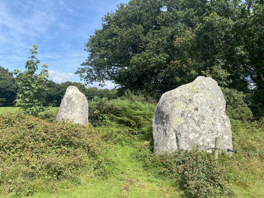 2 menhirs marquent l'accès au chemin du Cercle de Pierre , magnifique endroit de paix.