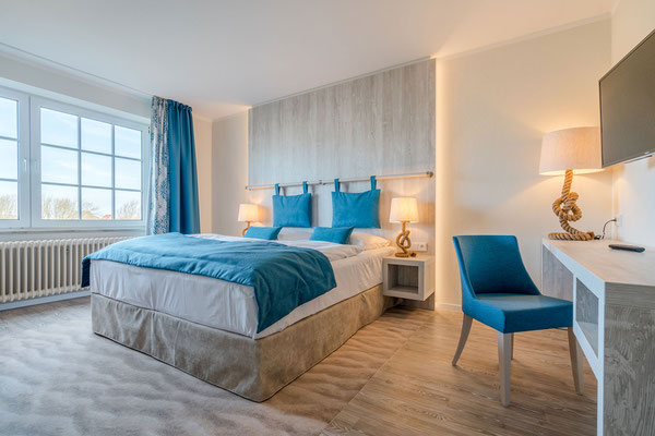 Doppelbett mit Schreibtisch im Standard- und Komfortzimmer