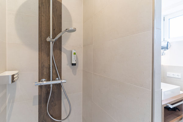 Dusche im Familien-Zimmer