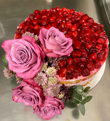 Hochzeitstorte mit Himbeeren