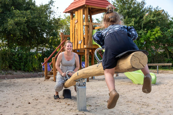Eine Wippe auf dem Spielplatz