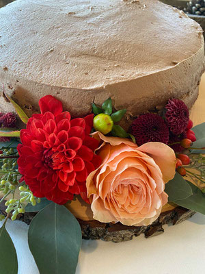 Torte mit Blumendeko