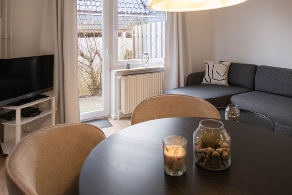 Wohnzimmer mit TV und Esstisch