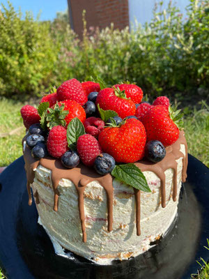 Drip-Cake mit Früchten