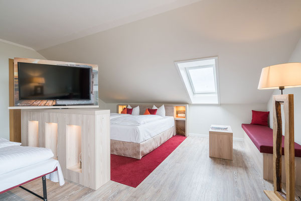 Raumteiler mit schwenkbarem TV im Familien-Zimmer