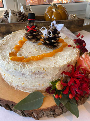 Sahnetorte mit Herz aus Mandarinen