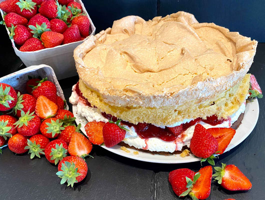 Torte mit Baiser und Erdbeeren