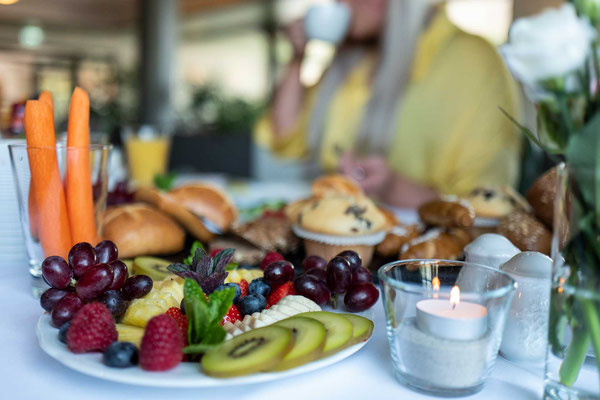 frischer Obststeller und Backwaren