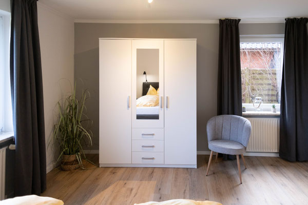 Kleiderschrank im Schlafzimmer