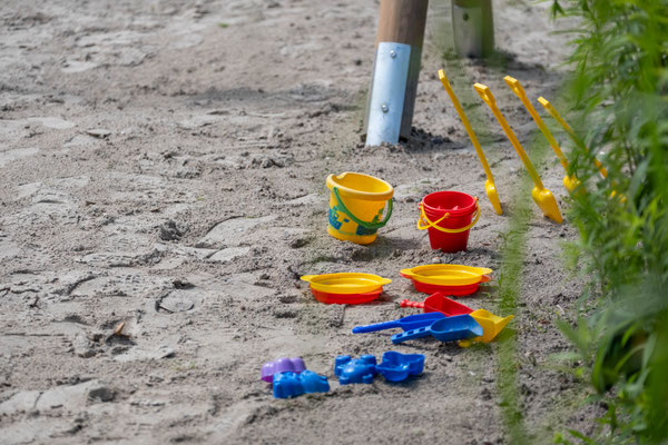 Die große Sandkiste lädt zum Buddeln ein.