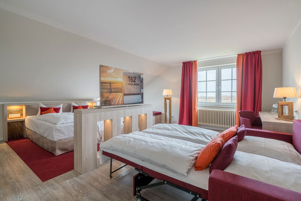 Ausgeklapptes Schlafsofa im Familien-Zimmer