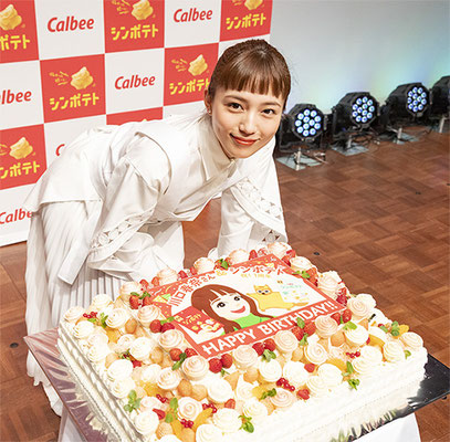 バースデーケーキを目の前にした川口春奈