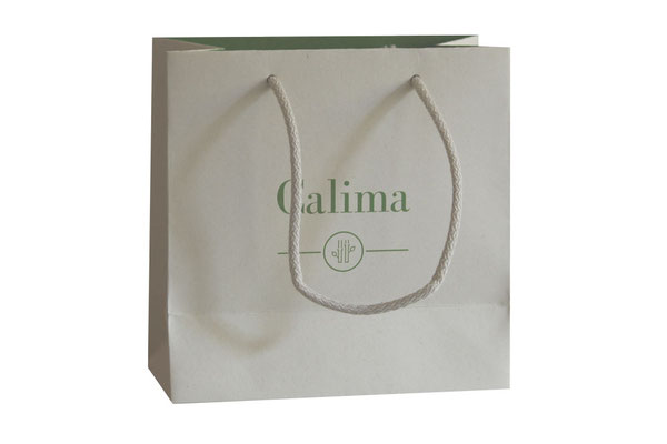 Papiertaschen aus Baumfreien Papier 150 Gramm Calima Earth Pact 1 farbig im Offsetdruck bedruckt mit eingeknoteten Kordeln aus Baumwolle