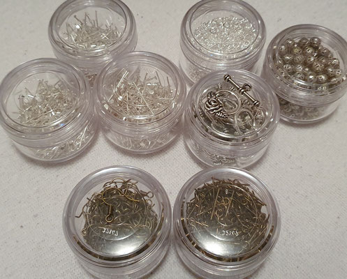 silberne Stäbchen, silberne mini-Spreizringe, Silberne Perlen, silberne Rosen-Schließer, Antik/Bronze Ohrhänger und Stäbchen
