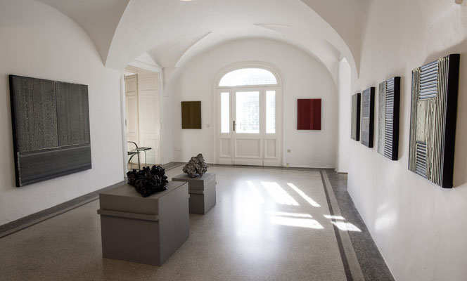 Jakob Gasteiger, Einblick in die Ausstellung 'Zwischen Bild und Skulptur' im Schloss Ebenau, 2017 ©beim Künstler und Galerie Walker