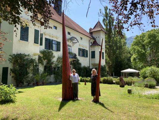 Carolin und Judith Walker vor Schloss Ebenau 2023 ©Galerie Walker