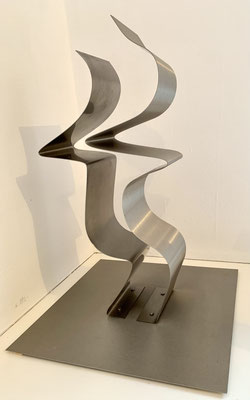Barbara Szüts, Modul K.d.F., 2002, Edelstahl, 39x20x10 cm ©bei der Künstlerin und Galerie Walker