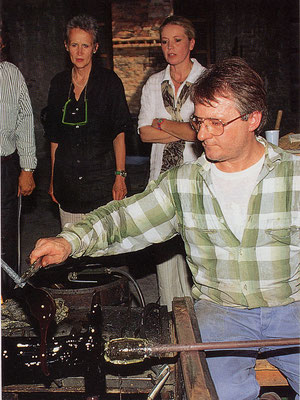 Maestro Danilo bei der Arbeit in der Glaswerkstätte; im Hintergrund Kiki Kogelnik und Judith Walker, 1994 ©Galerie Walker