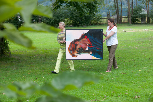 Judith Walker und Carolin Walker mit einem Bild von Xenia Hausner ©karlheinzfessl.com