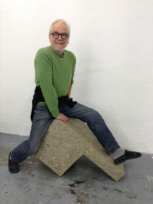 Tone Fink auf einer seiner Skulpturen ©beim Künstler und Galerie Walker