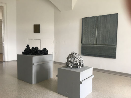 Jakob Gasteiger, Einblick in die Ausstellung 'Zwischen Bild und Skulptur' im Schloss Ebenau, 2017 ©beim Künstler und Galerie Walker