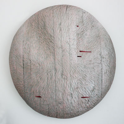 Michael Kos, Button, Scheibe, 2016, Holz geschnitzt und bemalt, D=100 cm ©Petra Rainer