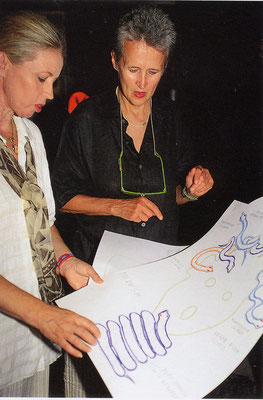 Judith Walker und Kiki Kogelnik in der Glaswerkstätte, 1994 © Galerie Walker