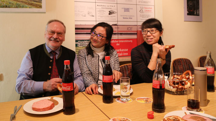 2017 Abendessen beim MEC: v.l. G. Arnold, Dolmetscherin Qiu, Delegationsleiterin Liang