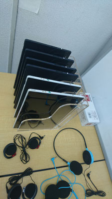 タブレットを揃えています。