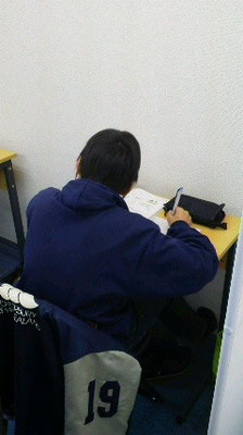 テスト前にがんばる中１生。