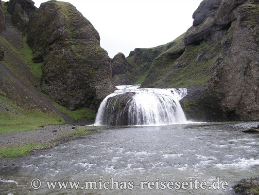 Wunderschöner Wasserfall in Kirkjubaejarklaustur