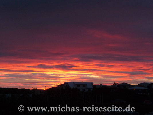 Ein kurzer Sonnenuntergang in Stykkisholmur (2 Uhr nachts)